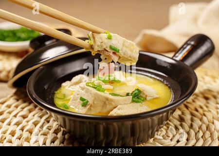 Tofu braisé avec bouillon de poulet Banque D'Images