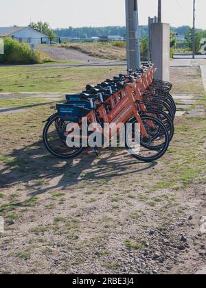 Kruibeke, Belgique, 08 juillet 2023, Orange a partagé des vélos de la société Donkey Republic, avec l'inscription, tout à distance de marche TH Banque D'Images