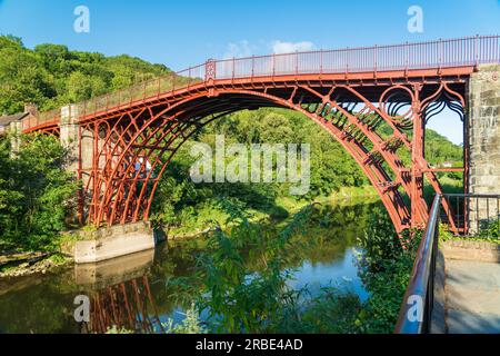 Le pont de fer au-dessus de la rivière Severn, dans Ironbridge Shropshire, Royaume-Uni, un matin d'été Banque D'Images