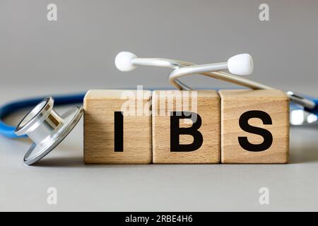 Stéthoscope médical et blocs de bois avec l'inscription IBS, abréviation pour le syndrome du côlon irritable, une maladie chronique de la t gastro-intestinale Banque D'Images