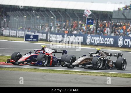 21 NOVALAK Clement (fra), Trident Racing, Dallara F2, action 17 BENAVIDES Brad (spa), PHM Racing by Charouz, Dallara F2, action lors de la 8e manche du Championnat FIA de Formule 2 2023 du 7 au 9 juillet 2023 sur le circuit Silverstone, à Silverstone, Royaume-Uni Banque D'Images