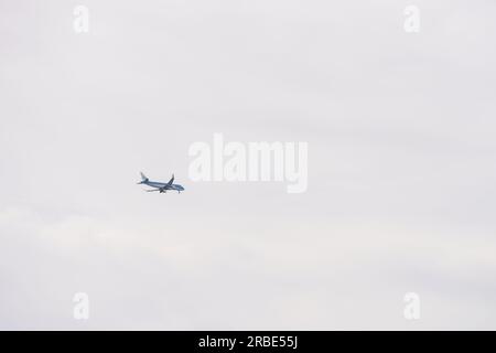Nice, France - 8 mars 2023 : L'avion KLM Royal Dutch Airlines Cityhopper Embraer 175 approche de l'aéroport de la Côte d'Azur, voyage éditorial Banque D'Images