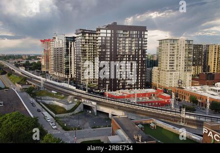 Vue aérienne des condos résidentiels de Griffintown. Banque D'Images