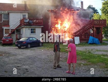 Un homme et une femme non identifiés regardent des flammes éclater à l'arrière d'une maison de deux étages au 1006 Fontaine Rd A la frontière entre les quartiers Ashland Park et Chevy Chase le dimanche 10 juillet 2016 à Lexington, comté de Fayette, Kentucky, ÉTATS-UNIS. Aucun blessé n'a été signalé et la cause de l'incendie n'a pas encore été déterminée. (Photo APEX MediaWire par Billy Suratt) Banque D'Images