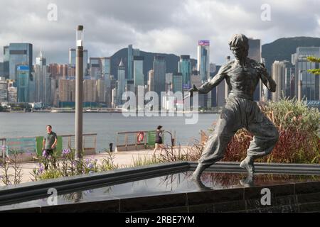 Statue de Bruce LEE sur le front de mer de Tsim Sha Tsui, Hong Kong, Chine Banque D'Images