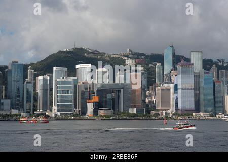Vue des bureaux du gouvernement central de Hong Kong à Wanchai et de l'hôtel Conrad, ancien HMS Tamar, vue depuis Tsim Sha Tsui, Kowloon, Hong Kong, Chine. Banque D'Images
