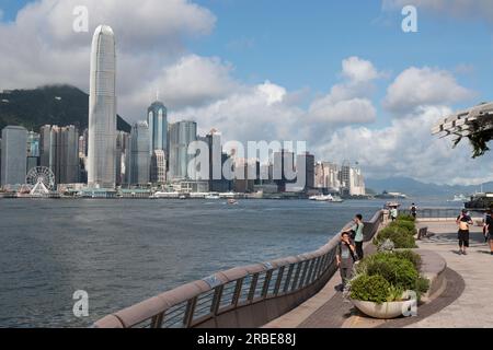 Vue - du front de mer central avec IFC (International Finance Centre) à gauche, depuis 'Avenue of the Stars', Tsim Sha Tsui, Kowloon, Hong Kong, Chine Banque D'Images