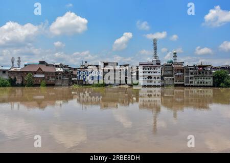 Srinagar, Inde. 09 juillet 2023. Une vue de la rivière Jehlum coulant au-dessus de la marque d'alerte aux inondations suite à des pluies incessantes à Srinagar. Le Jhelum coulait au-dessus de la marque d'alerte aux inondations dans le sud du Cachemire et Srinagar en raison d'un temps nuageux et de la possibilité de nouvelles pluies au cours des prochaines 24 heures. Crédit : SOPA Images Limited/Alamy Live News Banque D'Images