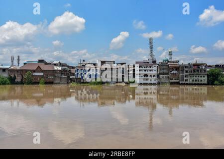 Srinagar, Inde. 09 juillet 2023. Une vue de la rivière Jehlum coulant au-dessus de la marque d'alerte aux inondations suite à des pluies incessantes à Srinagar. Le Jhelum coulait au-dessus de la marque d'alerte aux inondations dans le sud du Cachemire et Srinagar en raison d'un temps nuageux et de la possibilité de nouvelles pluies au cours des prochaines 24 heures. (Photo Saqib Majeed/SOPA Images/Sipa USA) crédit : SIPA USA/Alamy Live News Banque D'Images