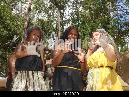 Les filles de Yarrabah prêtes à danser, Laura Quinkan Indigenous Dance Festival, Cape York Peninsula, Queensland, Australie Banque D'Images