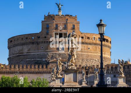 Ville de Rome, Italie, Château du Saint Ange (Castel Sant Angelo), ancien Mausolée d'Hadrien et statues d'anges sur Ponte St. Angelo Bridge. Banque D'Images