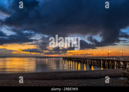 Aube à la mer Baltique avec Orlowo Pier et nuages orageux au-dessus à Gdynia, Pologne. Banque D'Images