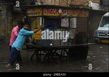 New Delhi, Delhi, Inde. 9 juillet 2023. Un homme pousse son chariot de nourriture dans une rue inondée après de fortes pluies à New Delhi, en Inde, le 9 juillet 2023. (Image de crédit : © Kabir Jhangiani/ZUMA Press Wire) USAGE ÉDITORIAL SEULEMENT! Non destiné à UN USAGE commercial ! Crédit : ZUMA Press, Inc./Alamy Live News Banque D'Images