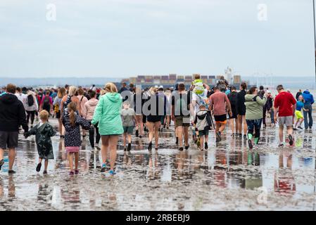 Thorpe Bay, Essex, Royaume-Uni. 9 juillet 2023. Une section du port de Mulberry du jour J de la Seconde Guerre mondiale a été échouée dans l'estuaire de la Tamise à plus d'un mile au large de la côte de Thorpe Bay près de Southend on Sea à la suite de difficultés lorsqu'il a été remorqué en 1944 et s'y trouve depuis. L'immense caisson de Phoenix est accessible à pied brièvement à marée basse, bien que beaucoup aient dû être secourus par la RNLI à mesure que les eaux de mer montent. Cette course de charité amusante d'environ 1800 participants au port et retour a été soigneusement chronométrée et surveillée pour assurer la sécurité des coureurs, les recettes allant à la RNLI Banque D'Images