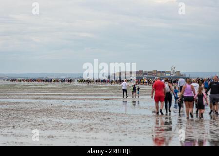 Thorpe Bay, Essex, Royaume-Uni. 9 juillet 2023. Une section du port de Mulberry du jour J de la Seconde Guerre mondiale a été échouée dans l'estuaire de la Tamise à plus d'un mile au large de la côte de Thorpe Bay près de Southend on Sea à la suite de difficultés lorsqu'il a été remorqué en 1944 et s'y trouve depuis. L'immense caisson de Phoenix est accessible à pied brièvement à marée basse, bien que beaucoup aient dû être secourus par la RNLI à mesure que les eaux de mer montent. Cette course de charité amusante d'environ 1800 participants au port et retour a été soigneusement chronométrée et surveillée pour assurer la sécurité des coureurs, les recettes allant à la RNLI Banque D'Images