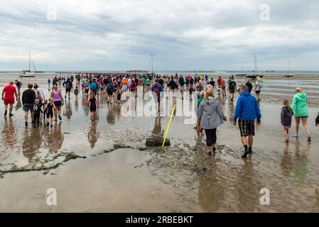 Thorpe Bay, Essex, Royaume-Uni. 9 juillet 2023. Une section du port de Mulberry du jour J de la Seconde Guerre mondiale a été échouée dans l'estuaire de la Tamise à plus d'un mile au large de la côte de Thorpe Bay près de Southend on Sea à la suite de difficultés lorsqu'il a été remorqué en 1944 et s'y trouve depuis. L'immense caisson de Phoenix est accessible à pied brièvement à marée basse, bien que beaucoup aient dû être secourus par la RNLI à mesure que les eaux de mer montent. Cette course de charité amusante d'environ 1800 participants au port et retour a été soigneusement chronométrée et surveillée pour assurer la sécurité des coureurs, les recettes allant à la RNLI Banque D'Images