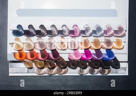 Divers échantillons palette de couleurs colorant colorant teinte d'ombre de cheveux. Banque D'Images