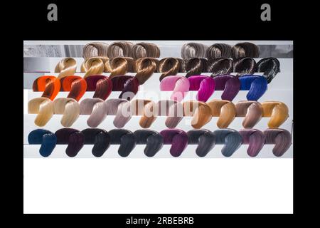Divers échantillons de palette de couleurs colorant colorant teinte d'ombre de cheveux sur fond noir. Banque D'Images