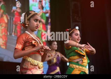 Markham, Canada. 24 juin 2023. Les filles exécutent une danse classique indienne Bharatanatyam lors du Festival Taste of Asia à Markham, Ontario, Canada, le 24 juin 2023. Le festival est le plus grand festival asiatique au Canada avec plus de 180 000 000 participants chaque année. (Photo de Creative Touch Imaging Ltd./NurPhoto)0 crédit : NurPhoto SRL/Alamy Live News Banque D'Images