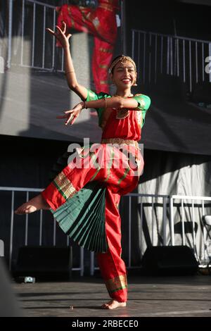 Markham, Canada. 24 juin 2023. Girl interprète une danse classique indienne Bharatanatyam lors du Festival Taste of Asia à Markham, Ontario, Canada, le 24 juin 2023. Le festival est le plus grand festival asiatique au Canada avec plus de 180 000 000 participants chaque année. (Photo de Creative Touch Imaging Ltd./NurPhoto)0 crédit : NurPhoto SRL/Alamy Live News Banque D'Images