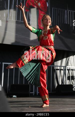 Markham, Canada. 24 juin 2023. Girl interprète une danse classique indienne Bharatanatyam lors du Festival Taste of Asia à Markham, Ontario, Canada, le 24 juin 2023. Le festival est le plus grand festival asiatique au Canada avec plus de 180 000 000 participants chaque année. (Photo de Creative Touch Imaging Ltd./NurPhoto)0 crédit : NurPhoto SRL/Alamy Live News Banque D'Images