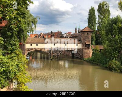 Le Henkersteg, également Langer Steg, est une passerelle en bois au-dessus de la Pegnitz à Nuremberg. Banque D'Images