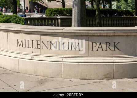 Millennium Park Sign Chicago USA Cloud Gate (Chicago Bean), avec des touristes en arrière-plan Banque D'Images