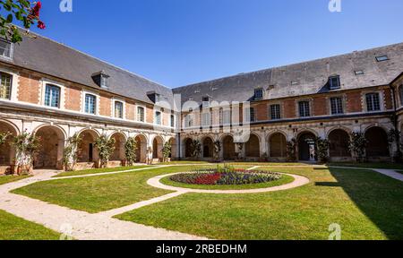 ARGOULES, FRANCE, 16 JUIN 2023 : intérieurs et détails architecturaux du cloître de l'abbaye de Valloires, construit du 12e au 14e siècles Banque D'Images