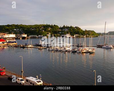 Vue sur la baie d'Oban, le port de ferry et North Pier Marina, avec bateaux de plaisance et bateaux de travail, Argyll et Bute, Écosse, Royaume-Uni. Banque D'Images