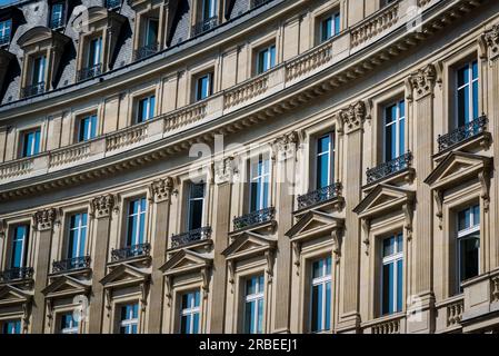 Architecture néoclassique dans la rue de Viarmes dans le 1e arrondissement, Paris, France Banque D'Images