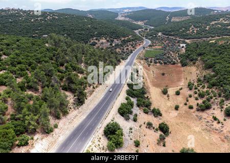 Voyage entre les villes - une vue aérienne des forêts, des arbres, des montagnes d'Ajloun, ses rues et ses routes prises depuis le téléphérique d'Ajloun (Ajloun, Jordanie Banque D'Images