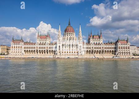 Le bâtiment du Parlement hongrois sur le Danube à Budapest, Hongrie Banque D'Images