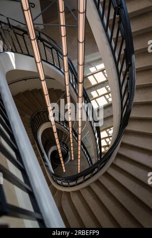 Escalier à double hélice, seul vestige restant de l'ancienne Bourse du maïs du 18e siècle, Bourse de Commerce - Pinault Collection, un exhi Banque D'Images