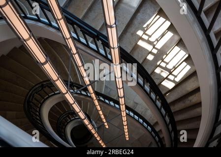Escalier à double hélice, seul vestige restant de l'ancienne Bourse du maïs du 18e siècle, Bourse de Commerce - Pinault Collection, un exhi Banque D'Images