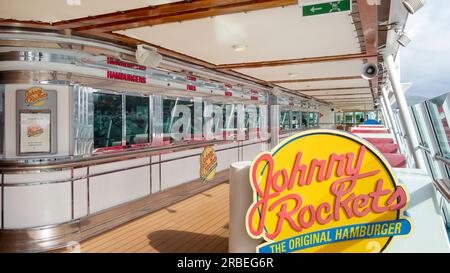 Johnny Rockets, Royal Caribbean Independence of the Seas, restaurant américain de style rétro sur les navires de croisière populaires offrant une cuisine classique dans le style des années 50 Banque D'Images