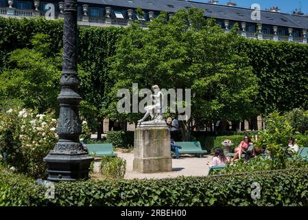 Jardins du Palais-Royal avec sculpture de Paul Lemoyne, le Berger et la chèvre, Palais-Royal, ancien palais royal français situé rue Saint Banque D'Images