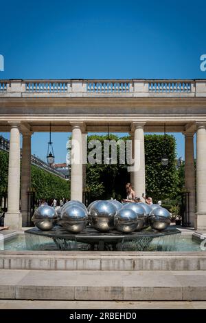 La Cour d'Honneur, avec les sphères de la fontaine du Palais Royal, Palais-Royal, ancien palais royal français situé rue Saint-Honoré dans le Banque D'Images