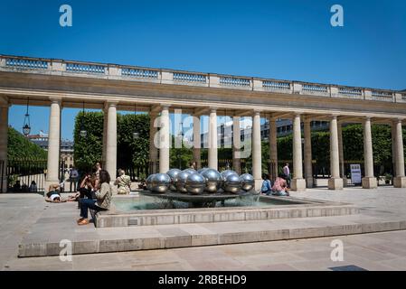 La Cour d'Honneur, avec les sphères de la fontaine du Palais Royal, Palais-Royal, ancien palais royal français situé rue Saint-Honoré dans le Banque D'Images