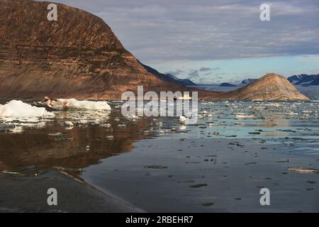 MS Virgo amarré dans un fjord dans l'arctique Banque D'Images