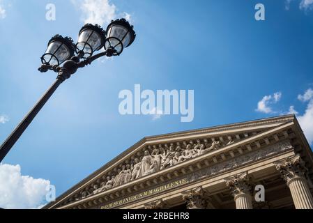 Sculpture de fronton de l'église de la Madeleine 'le jugement dernier , construit au début du 19e siècle dans le style néoclassique d'un temple romain, Paris, France Banque D'Images