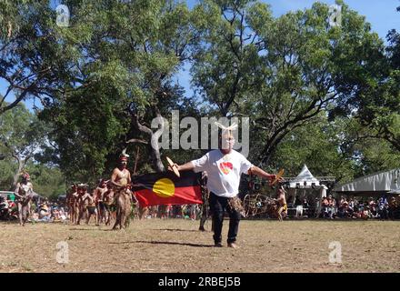 Leader indigène offrant voix, traité, vérité, au Laura Quinkan Indigenous Dance Festival, Cape York Peninsula, Queensland, Australie. Pas de MR ou PR Banque D'Images