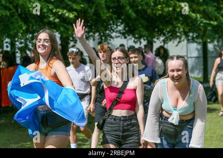 Glasgow, Royaume-Uni. 09 juillet 2023. Les fans de musique apprécient le temps ensoleillé au festival de musique TRNSMT, Glasgow Green, Glasgow, Royaume-Uni. Ce festival annuel a attiré une participation complète de 50 000 000 fans le dernier jour. Crédit : Findlay/Alamy Live News Banque D'Images