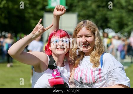 Glasgow, Royaume-Uni. 09 juillet 2023. Les fans de musique apprécient le temps ensoleillé au festival de musique TRNSMT, Glasgow Green, Glasgow, Royaume-Uni. Ce festival annuel a attiré une participation complète de 50 000 000 fans le dernier jour. Crédit : Findlay/Alamy Live News Banque D'Images