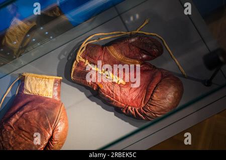 Tartu, Estonie - 11 juin 2023 : gants de boxe dorés de la marque Ken-Wel, fabriqués aux Etats-Unis à partir des années 1950 Gants de boxe en cuir professionnel vintage. Banque D'Images