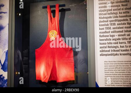 Tartu, Estonie - 11 juin 2023 : Singlet de lutte de Johannes Kotkas, Champion Olympique 1952, Helsinki. Ancien uniforme de lutte vintage. Banque D'Images