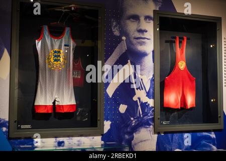 Tartu, Estonie - 11 juin 2023 : Singlets de lutte du PPE Mäe des Jeux Olympiques de Rio de Janeiro 2016 et Johannes Kotkas, Champion Olympique 1952, Banque D'Images