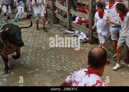 Pamplona, Espagne. 09 juillet 2023. Les gens courent devant un taureau du ranch Cebada Gago lors de la troisième course des taureaux des festivités de San Fermín 2023. Troisième course des taureaux des festivités de San Fermín à Pampelune. Six taureaux du ranch Cebada Gago ont couru devant les «mozos» dans une course de taureaux qui a duré deux minutes et quarante secondes sur 800 mètres de long Credit : SOPA Images Limited/Alamy Live News Banque D'Images