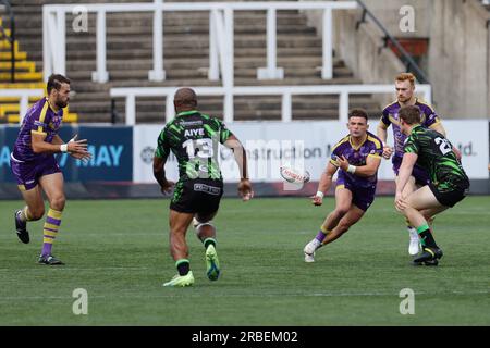 Curtis Davies de Newcastle Thunder passe lors du match de championnat BETFRED entre Newcastle Thunder et Whitehaven RLFC à Kingston Park, Newcastle, le dimanche 9 juillet 2023. (Photo : Chris Lishman | MI News) Banque D'Images