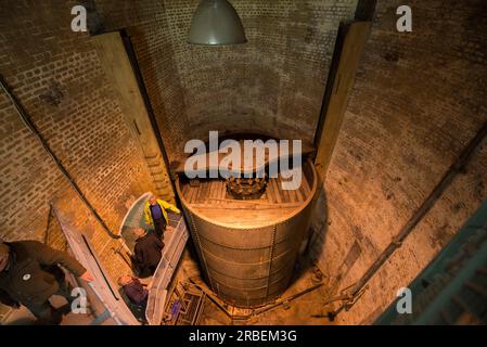 Accumulateurs d'eau utilisés pour relever le pont de la tour Banque D'Images