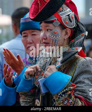 Oulan-Bator, Mongolie - 8 juillet 2023 : femmes mongoles en costume traditionnel sur la place Sukhbaatar à Oulan-Bator, Mongolie. Banque D'Images